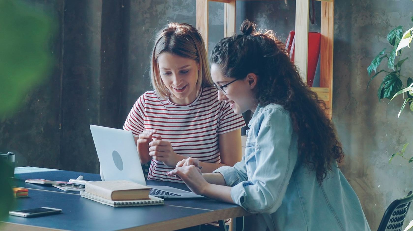 Dos personas trabajando con un portátil sobre datos de campañas